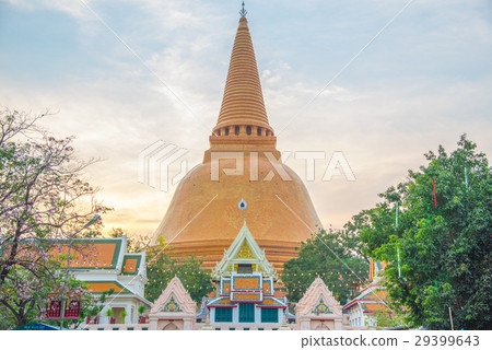 Wat Phra Pathom Chedi temple in Nakhon Pathom, Tha Wat Phra Pathom Chedi temple in Nakhon Pathom, Tha 29399643