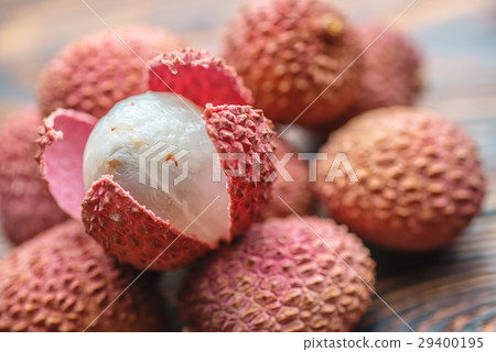Lichee on wooden table, litchi, lychee fruit detai Lichee on wooden table, litchi, lychee fruit detai 29400195