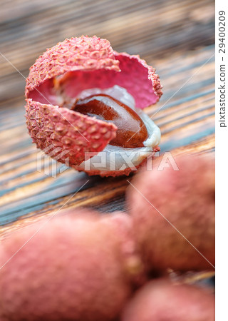 Lichee on wooden table, litchi, lychee fruit detai Lichee on wooden table, litchi, lychee fruit detai 29400209