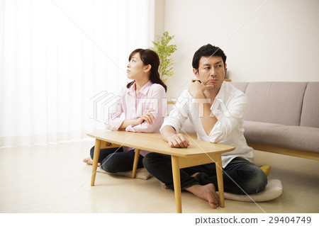 結婚爭吵戰鬥生氣道歉道歉道歉夫婦夫婦女性家庭男子 29404749