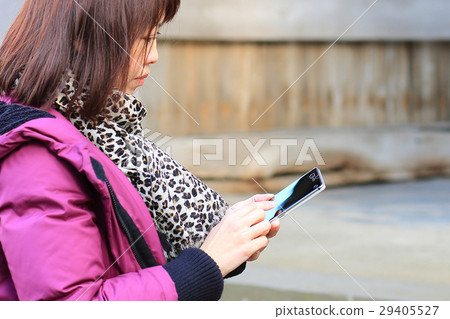 OL holiday search while searching on a smartphone 29405527