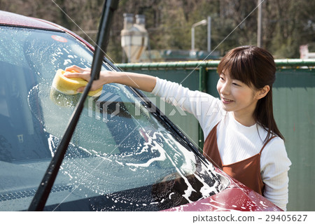 A young lady to wash 29405627
