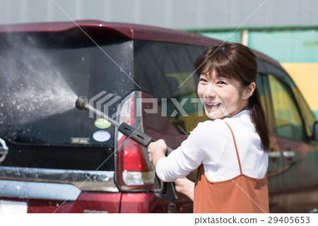 A young lady to wash 29405653