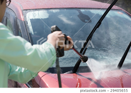 Young man to wash 29405655