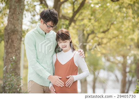 Cuddling pregnant women and husbands Cuddling pregnant women and husbands 29405730