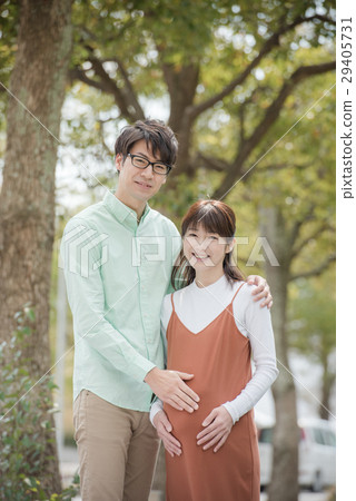 Pregnant woman and husband Maternity photo Pregnant woman and husband Maternity photo 29405731