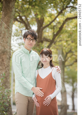 Pregnant woman and husband Maternity photo Pregnant woman and husband Maternity photo 29405732