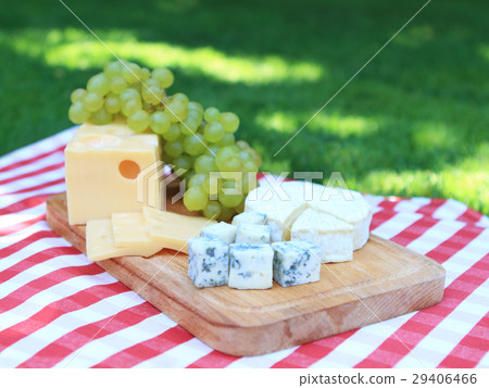Cheese with white grapes Cheese with white grapes 29406466