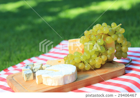 Cheese with white grapes 29406467