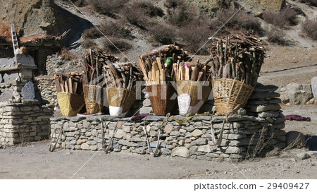 Braided pannier full with firewood Braided pannier full with firewood 29409427