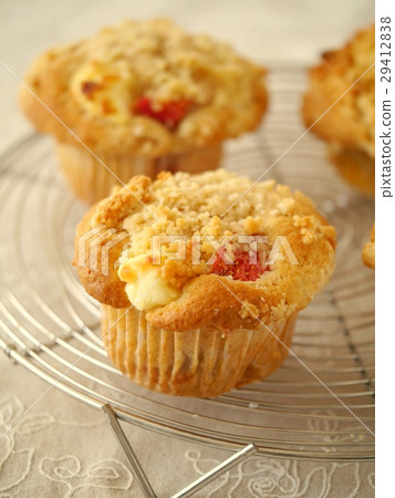 草莓和奶油芝士鬆餅烤(垂直位置) 草莓和奶油芝士鬆餅烤(垂直位置) 29412838