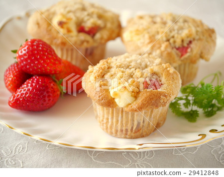 Strawberry and cream cheese muffin (horizontal position) Strawberry and cream cheese muffin (horizontal position) 29412848