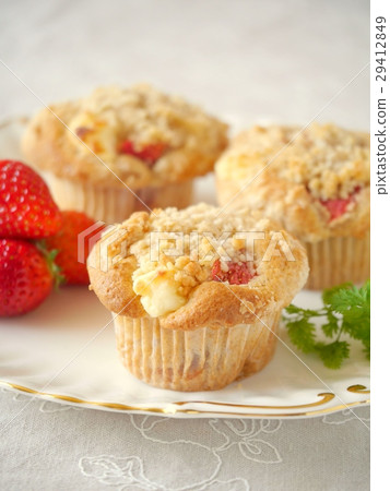 Strawberry and cream cheese muffin (vertical position) Strawberry and cream cheese muffin (vertical position) 29412849