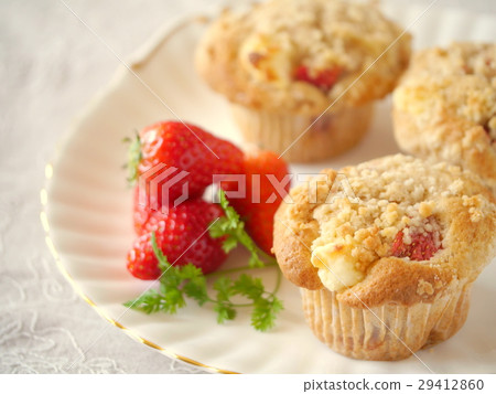 Strawberry and cream cheese muffins (horizontal position high angle) Strawberry and cream cheese muffins (horizontal position high angle) 29412860