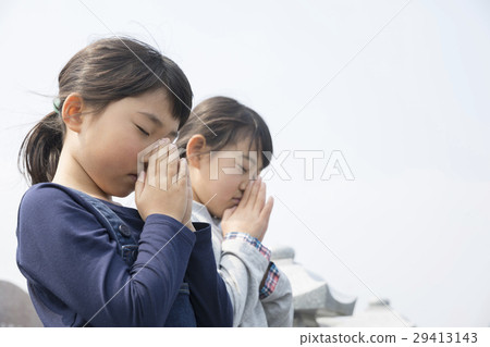 Elementary school children visiting a grave with two people 29413143