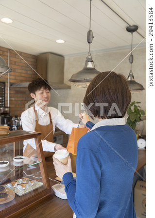 一個女人誰在咖啡館裡拿出來 29413584