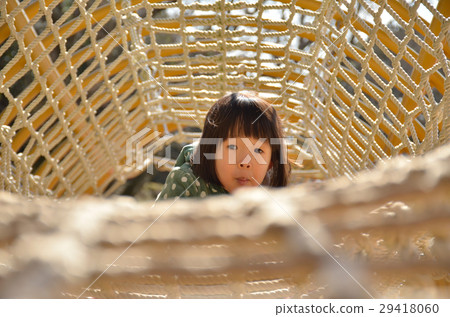 在公園裡玩的女孩 在公園裡玩的女孩 29418060