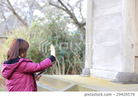 OL holiday shake a hand waving while holding a smartphone 29420579