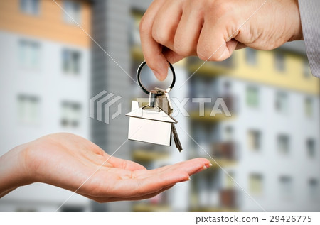 Man gives a woman the keys to a new home 29426775