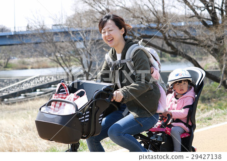 Mother who puts children on electric bicycle 29427138