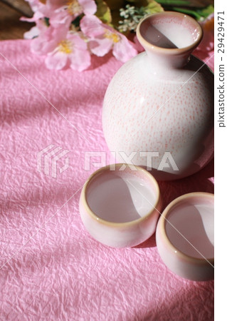 A sake set with a cherry blossom theme A sake set with a cherry blossom theme 29429471