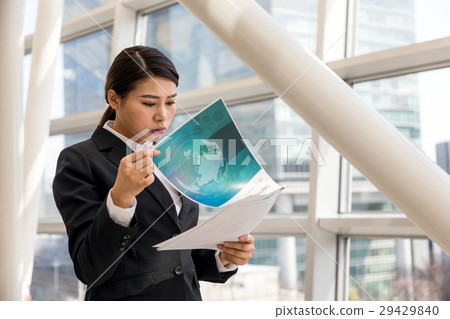 看文件的婦女 29429840