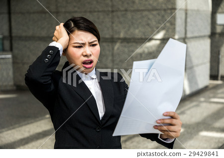 看文件的婦女 29429841