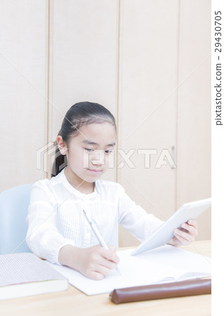 學習與片劑的女孩 學習與片劑的女孩 29430705