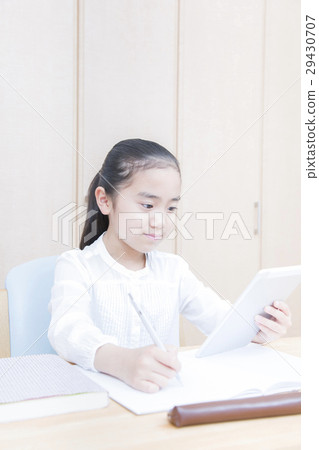 學習與片劑的女孩 29430707