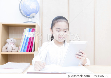 學習與片劑的女孩 29430709