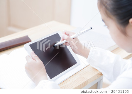 學習與片劑的女孩身體局部 學習與片劑的女孩身體局部 29431105