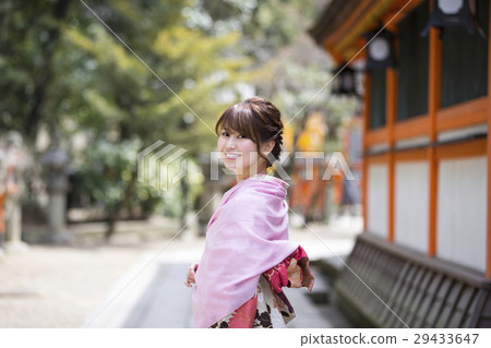 A young woman with a smiling face in kimono walking around the precincts of Yasaka Shrine, Gion Town Higashiyama Ward, Kyoto Prefecture 29433647