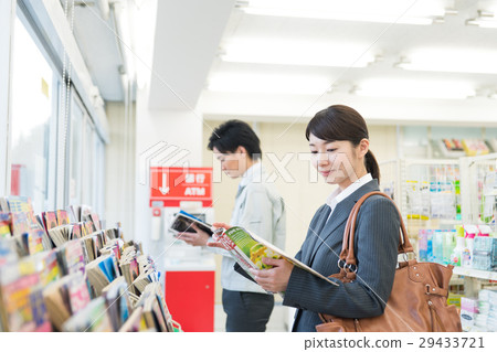 一位年輕女士(便利店) 一位年輕女士(便利店) 29433721