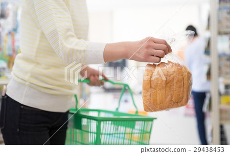 A young lady (convenience store) 29438453