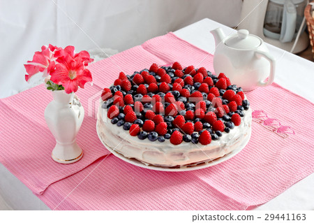 Creamy sweet cake  29441163