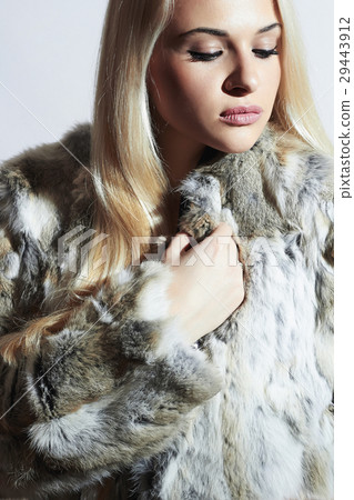 Fashion Blond Girl in Fur.Beautiful Winter Women Fashion Blond Girl in Fur.Beautiful Winter Women 29443912