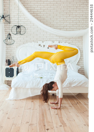 Handstand morning charge. 29444638