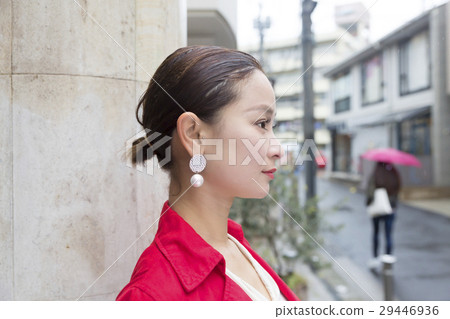 一個女人在屋簷下避雨。 29446936