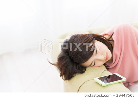 睡覺的女人和智能手機 睡覺的女人和智能手機 29447505