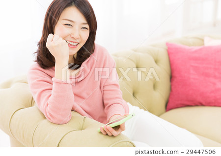 觀看智能手機的婦女 觀看智能手機的婦女 29447506
