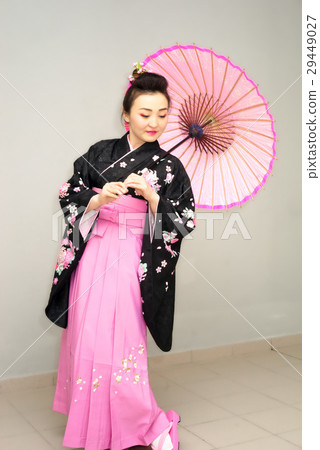 beautiful geisha in traditional japanese kimono 29449027