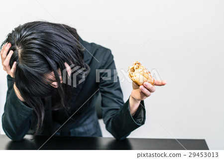 A woman who drops eating cinnamon roll 29453013