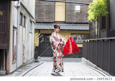在京都府東山區東山區的Hanami Koji試圖製作一把傘的和服微笑的年輕女子 29453615