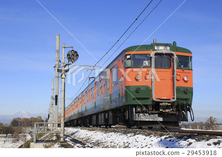 Snow at the end of November 2016 115-line train with two lines 29453918