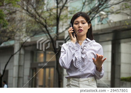 商務女性講電話安撫客戶 商務女性講電話安撫客戶 29457801