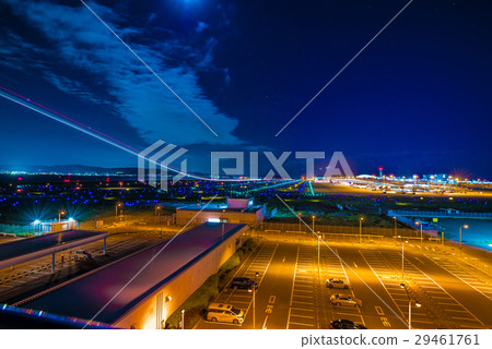 飛機在關西國際機場的出發時刻光線和夜景的軌跡 29461761