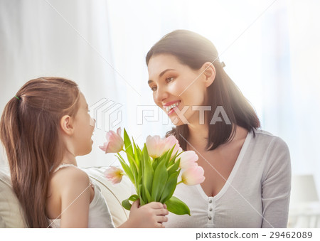 daughter congratulates mom 29462089