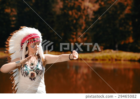 Young woman in war bonnet headdress of American Indian Young woman in war bonnet headdress of American Indian 29465082