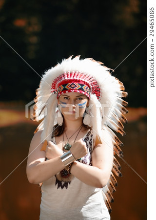 Young woman in war bonnet headdress of American Indian Young woman in war bonnet headdress of American Indian 29465086
