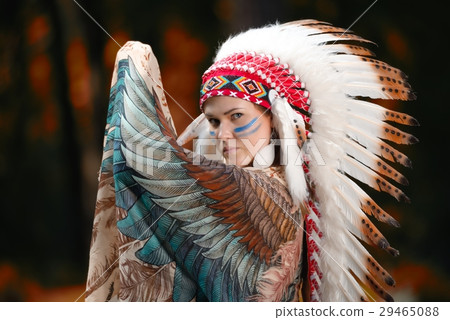 Young woman in war bonnet headdress of American Indian Young woman in war bonnet headdress of American Indian 29465088